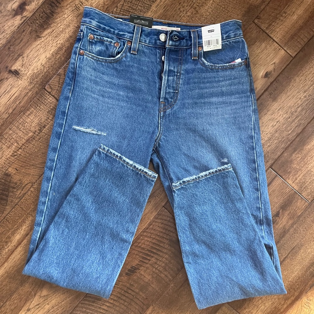 Wedgie cut straight cute Levi jeans